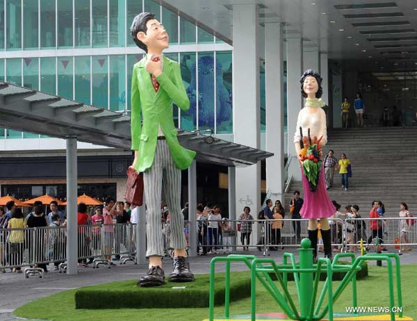 'Happy Moments' sculpture exhibition held in HK