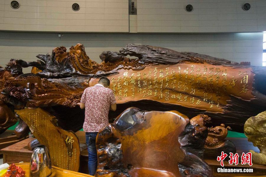 Root carving with Mao's poem sells at 12 million yuan