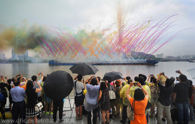 Artist wows Shanghai with display of day-time fireworks