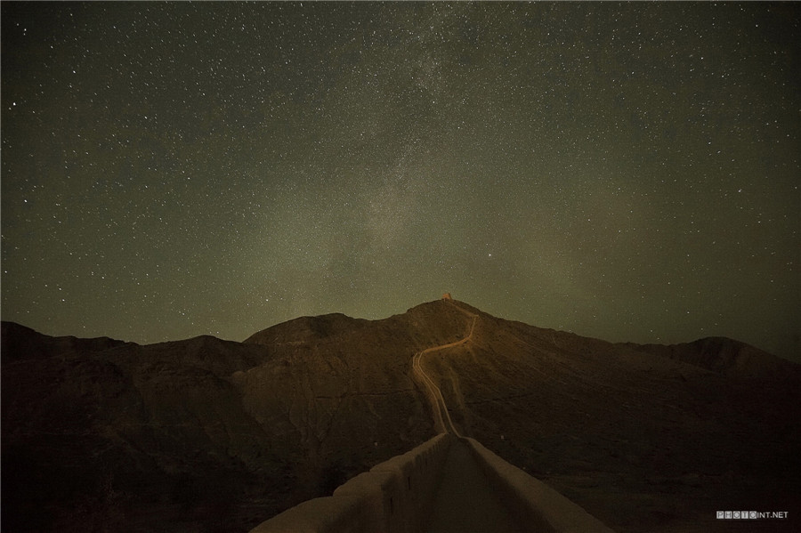 Photographer captures Great Wall at night