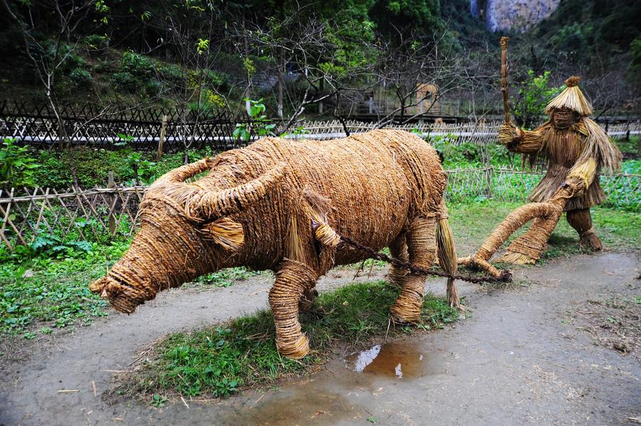 Straw art festival held in Chongqing