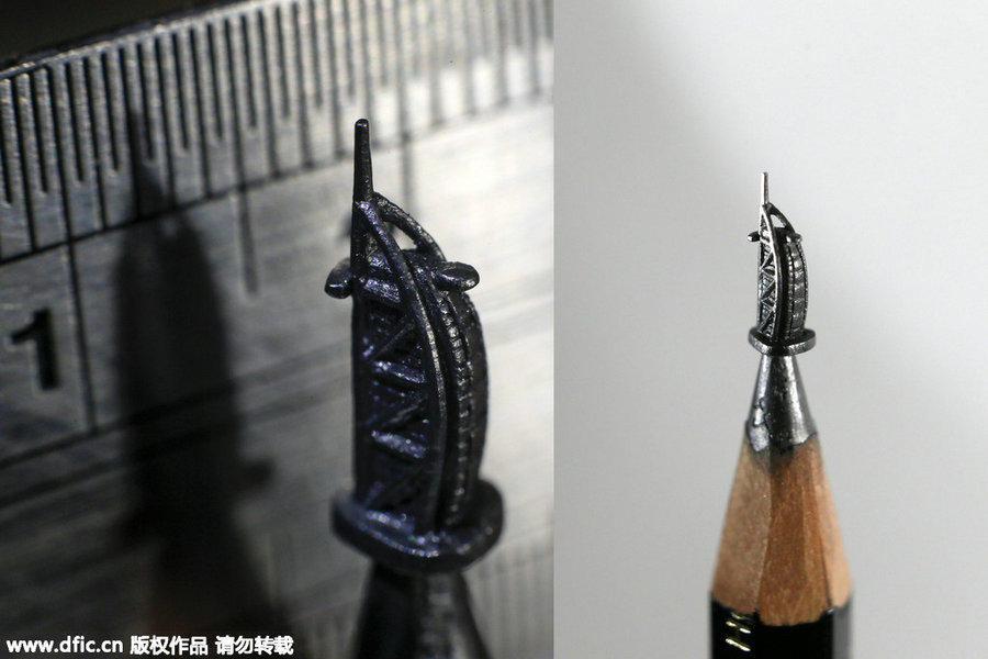 Talented artist makes tiny pencil lead sculptures