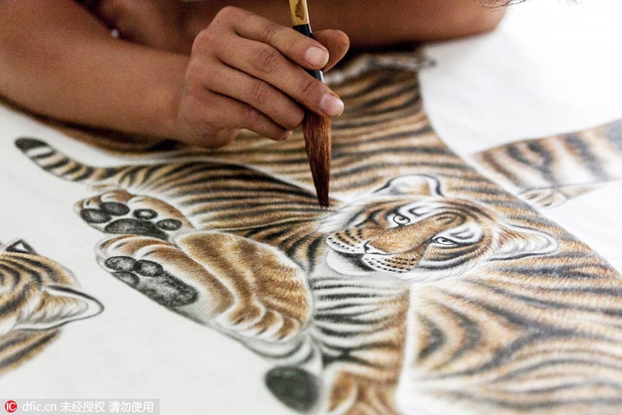 Villagers in Henan dedicated to tiger paintings