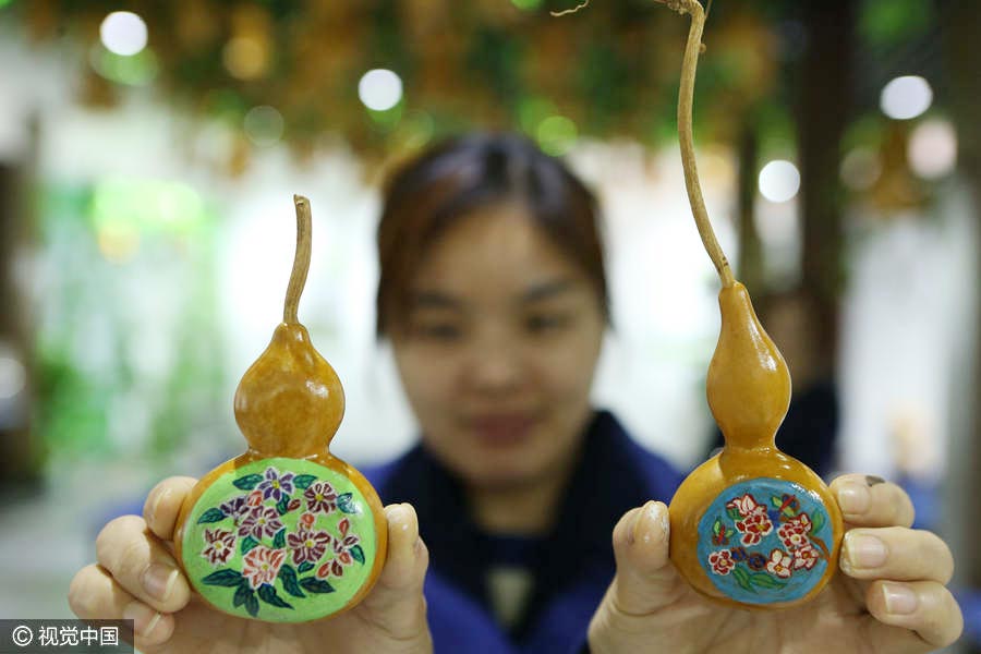 Gourd creative crafts showcased in Shanghai