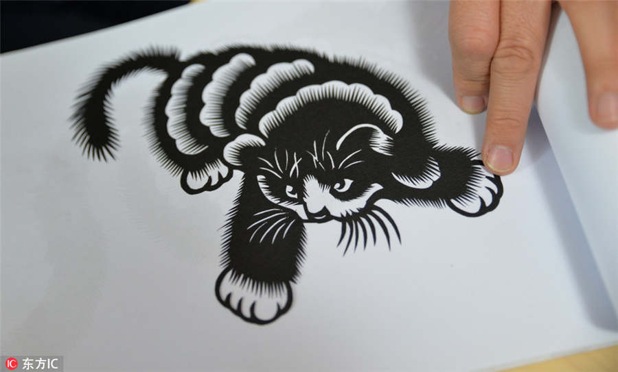 Guizhou folk artist keen to pass on paper cutting art