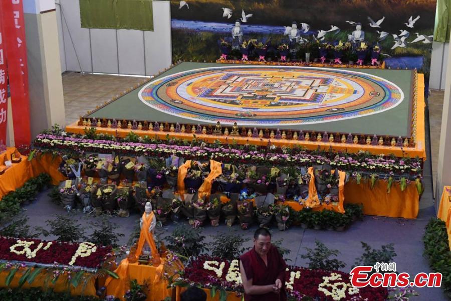 Sand mandala, 6.5 meters in diameter, on show in Dunhuang