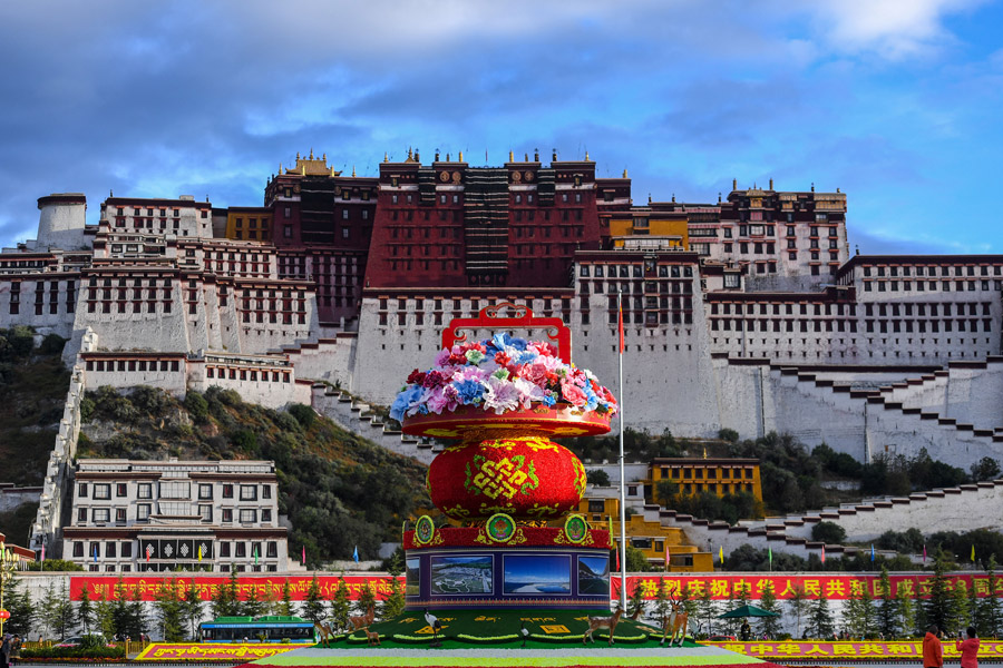 Tibet's Potala Palace decorated to greet National Day