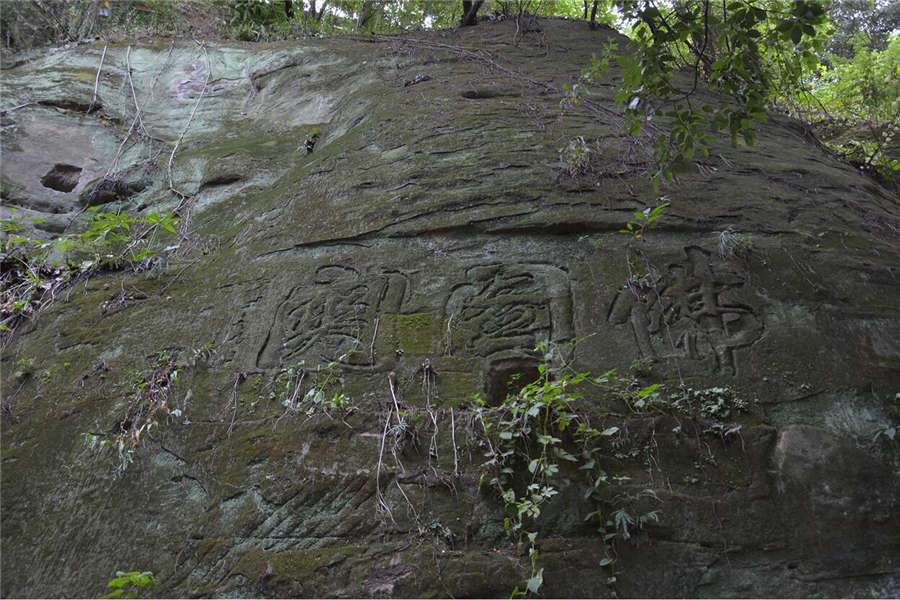 Young man records old Chongqing in pictures