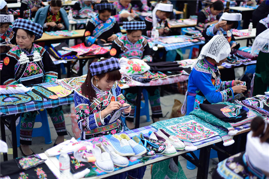 Female embroiderers compete in Guizhou