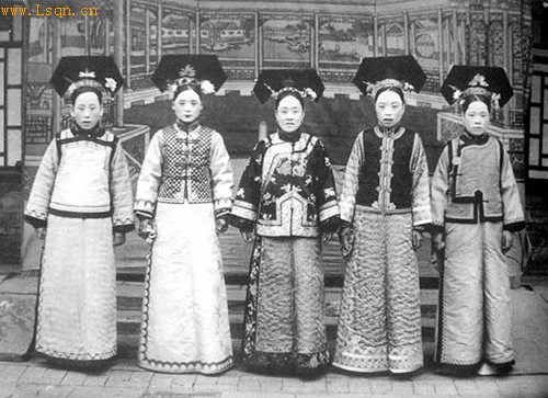 Photos of emperor's concubines in Qing Dynasty