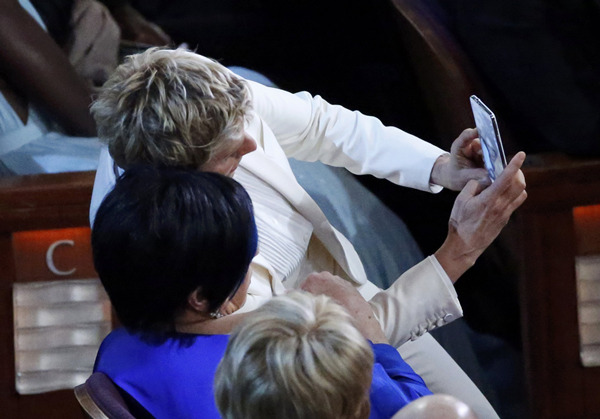 DeGeneres' selfie crashes Twitter