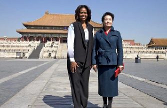 US students coach Michelle Obama on Chinese characters