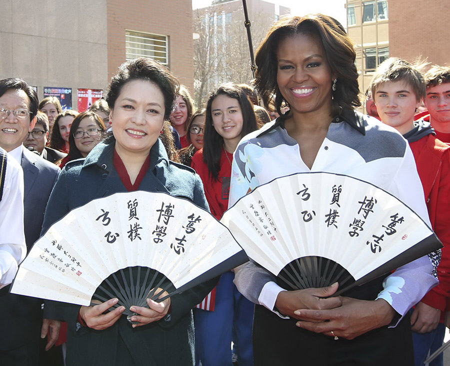 Peng Liyuan meets with Michelle Obama