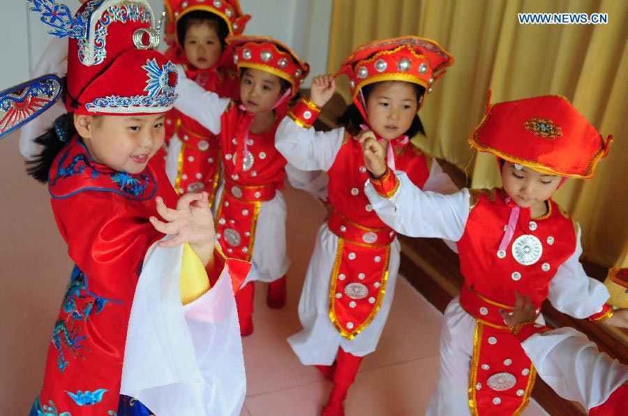 Children practice Peking opera in E China