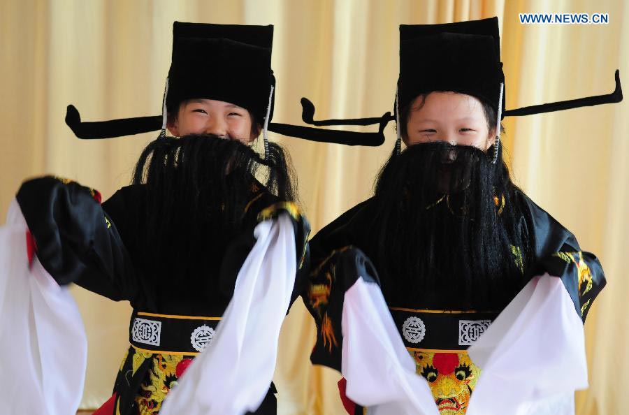 Children practice Peking opera in E China