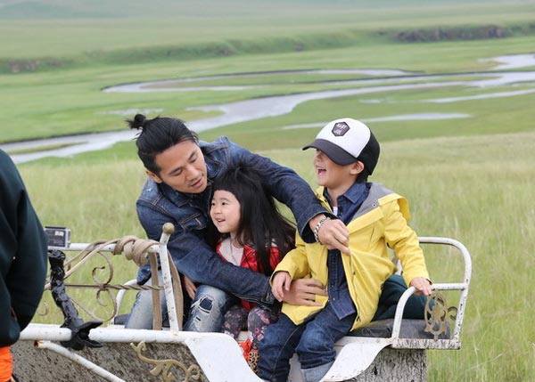 'Dad Where're We Going?' on Hulunbuir grassland