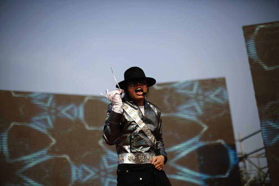 Beijing's MJ impersonator a 'thriller' for crowds