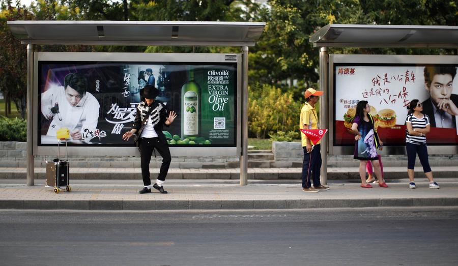 Beijing's MJ impersonator a 'thriller' for crowds