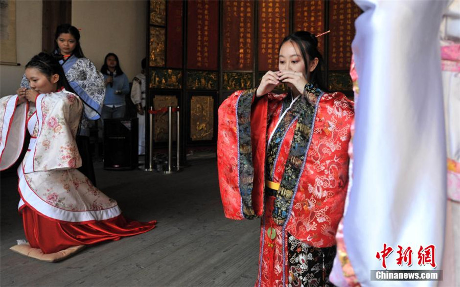 Students show coming-of-age ritual in Hanfu