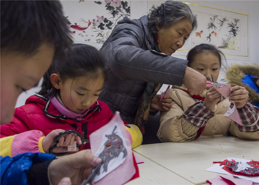 Students create paper-cut art in E China