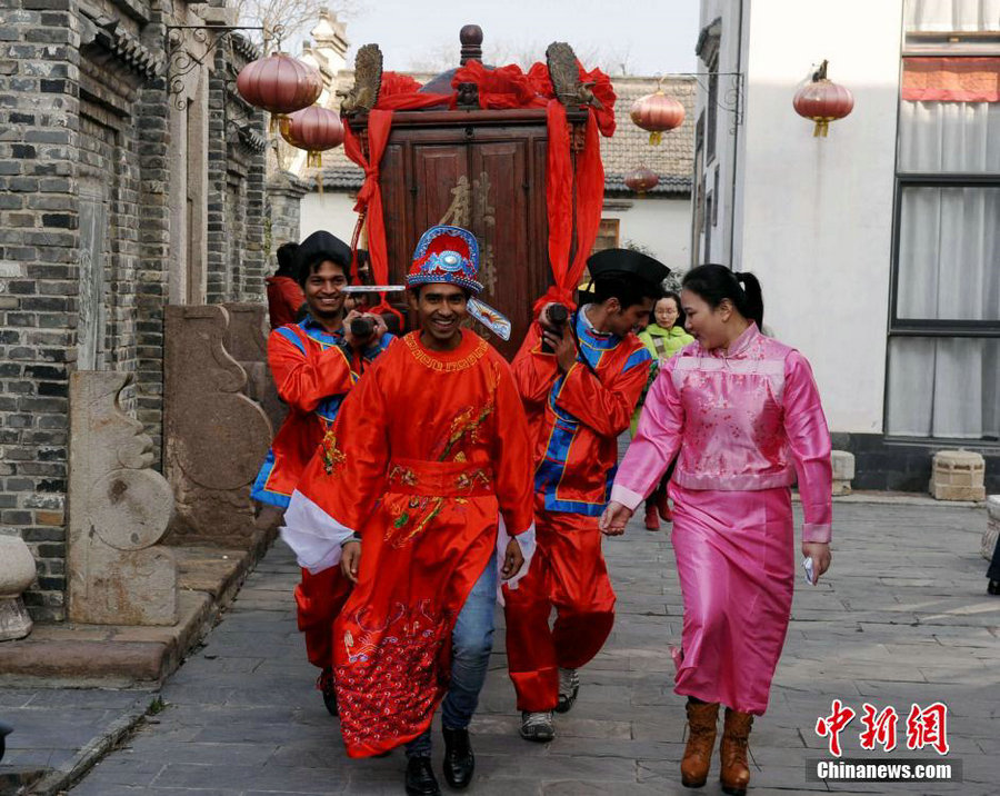 Foreign students experience Qing-style wedding ceremony