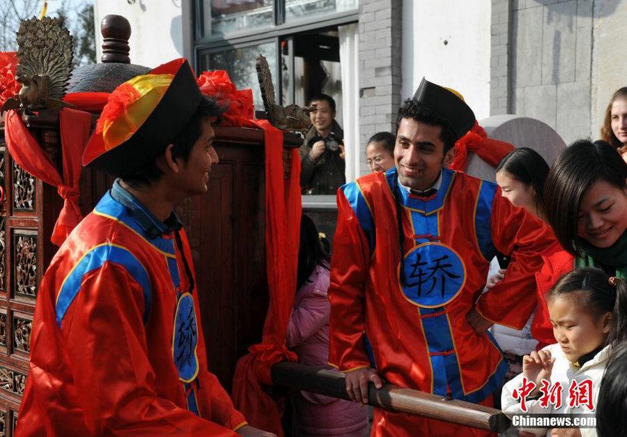 Foreign students experience Qing-style wedding ceremony