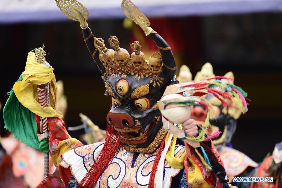 Monks perform religious dance 'Tiaoqian' in NW China