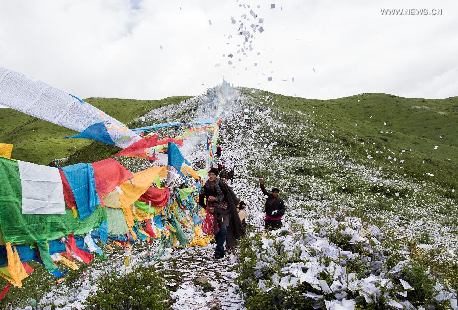 People of Tibetan ethnic group celebrate Burning Offerings Festival in SW China