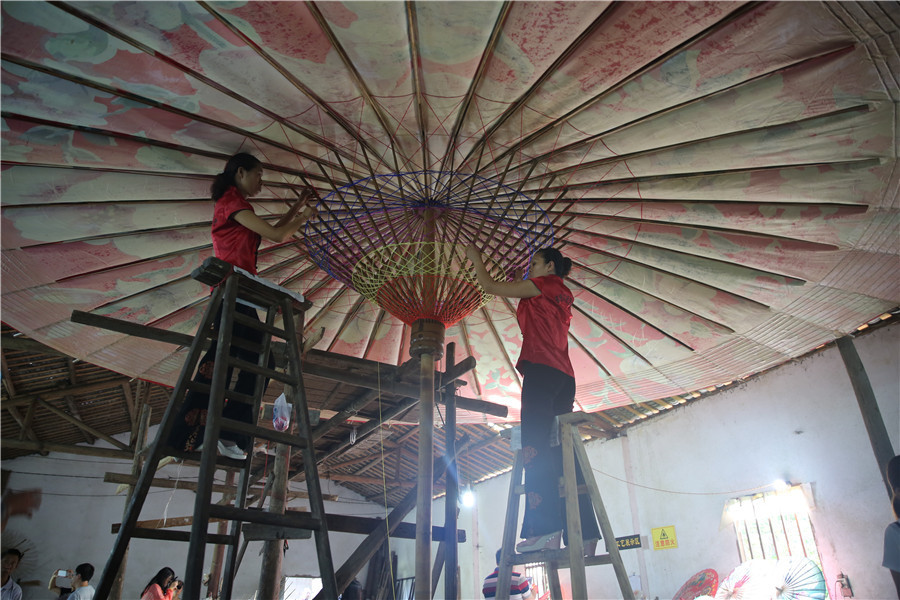 Traditional oil paper umbrellas shine in modern age