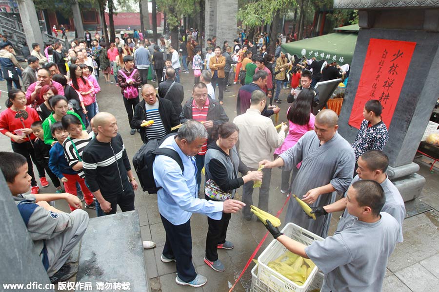 Shaolin Temple shares harvest with tourists