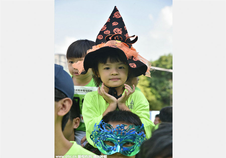 Parent-child marathon with Halloween style shines in Shenzhen