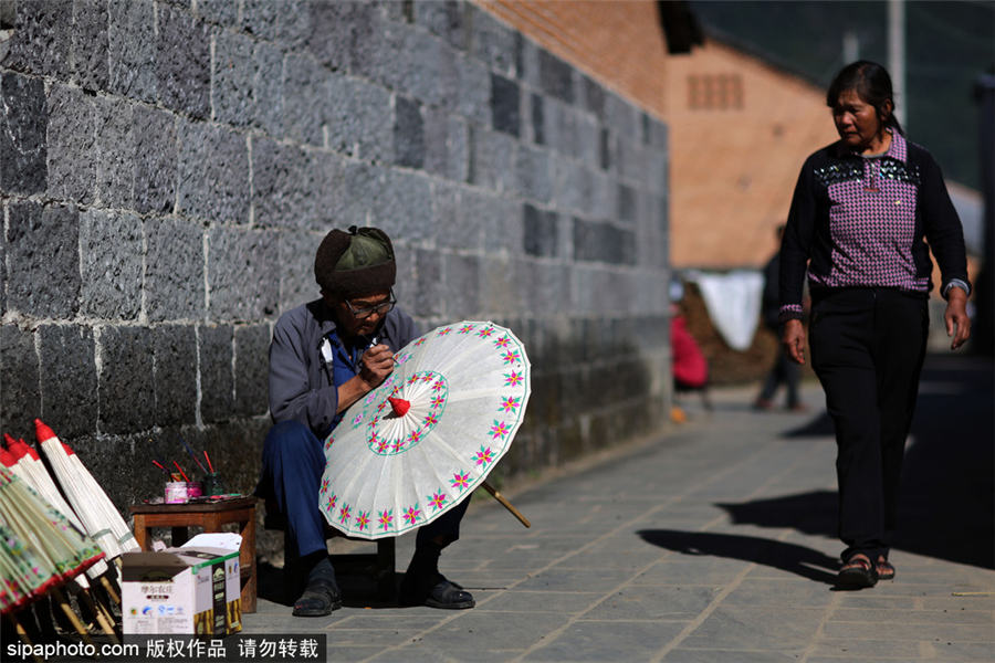 Inheritor preserves old tradition of making oil paper umbrella