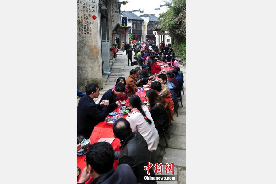 Long table banquet held to celebrate harvest in E China<BR>