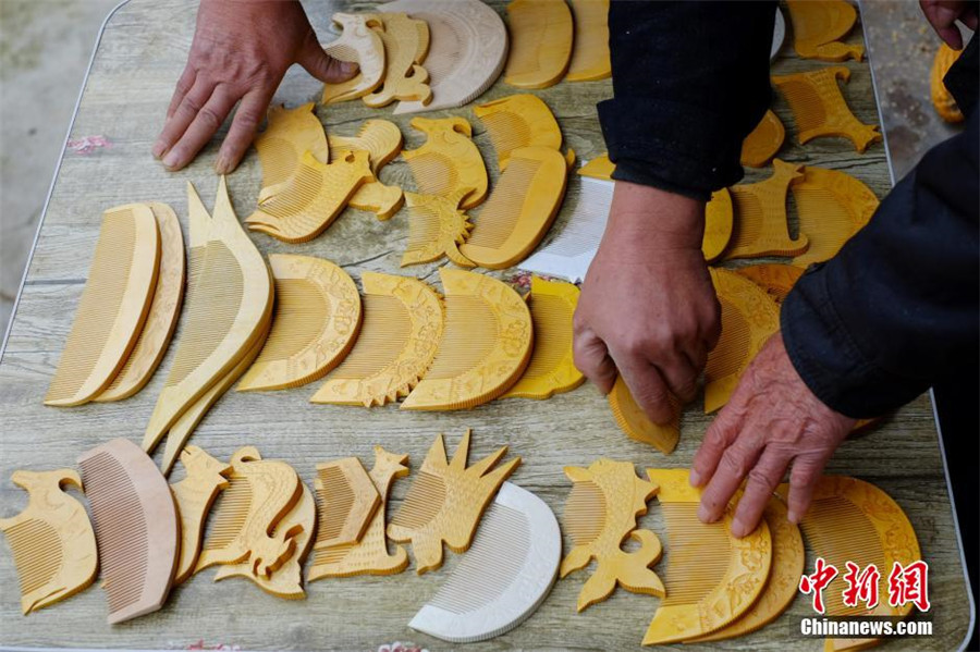 Family carries on tradition of making Miao wooden combs