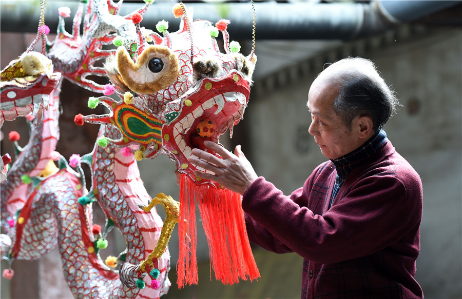 62-year-old artist keeps firecracker dragon lantern burning in Guangxi