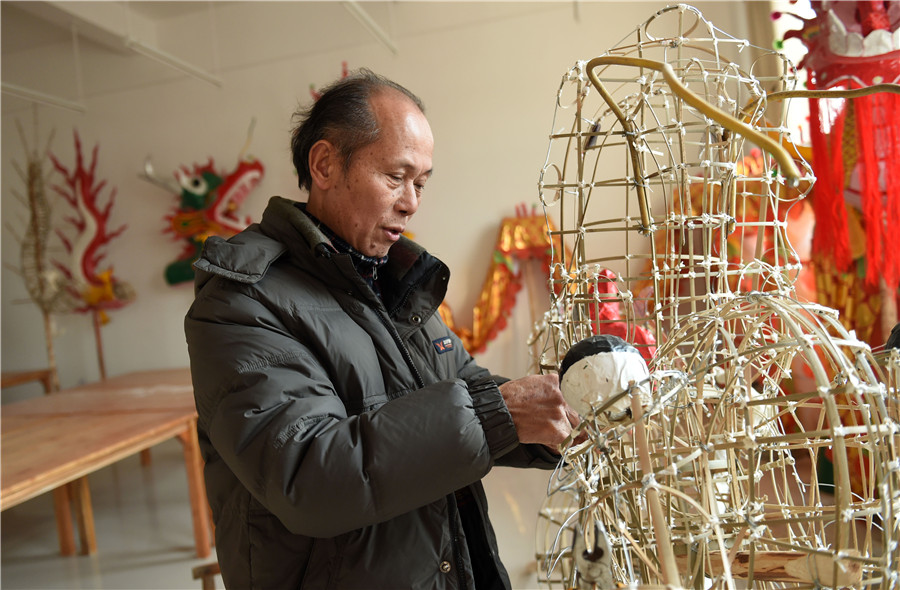 62-year-old artist keeps firecracker dragon lantern burning in Guangxi