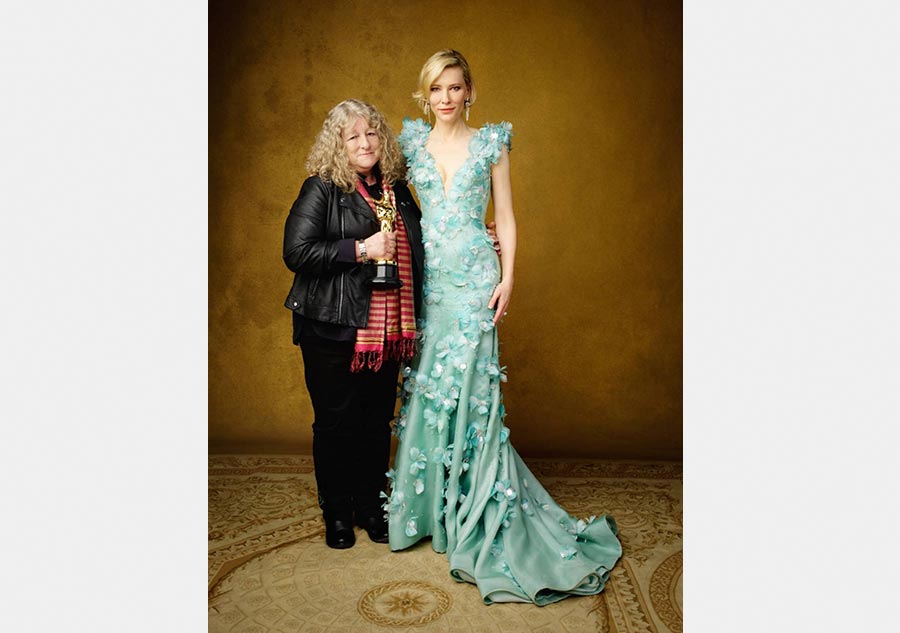 Winners pose with their Oscars