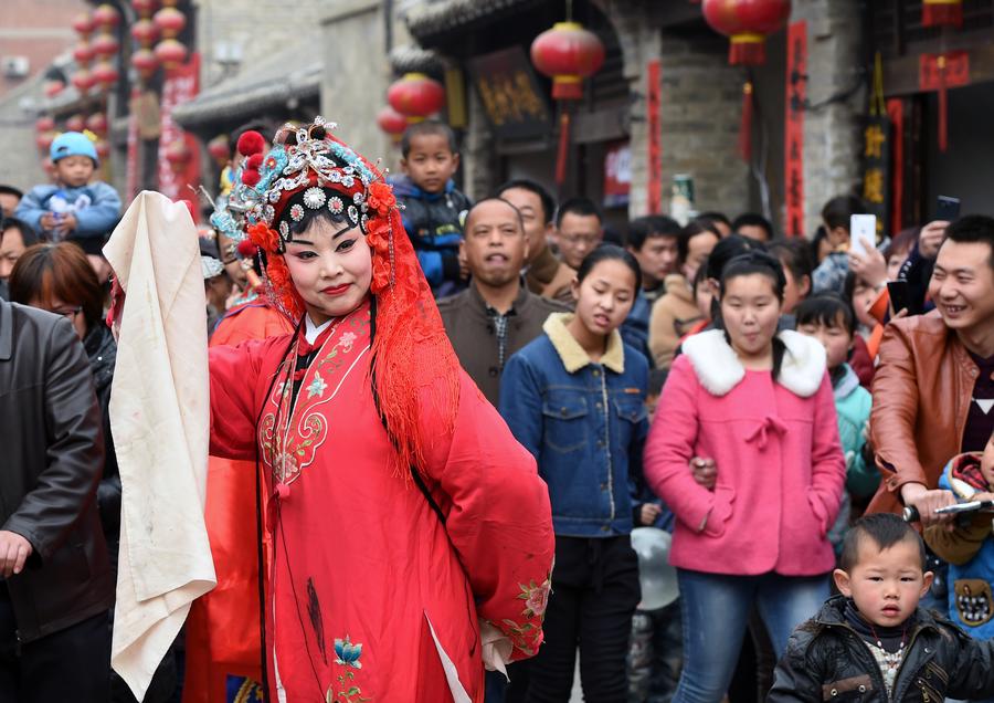 Temple fair with 700 years history staged in Henan