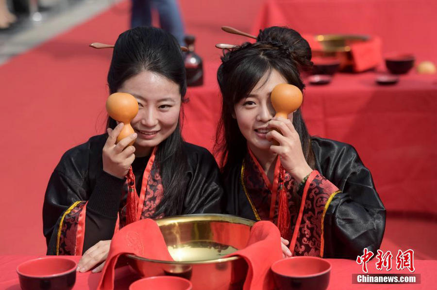 Couples hold traditional wedding of 2,000 years ago