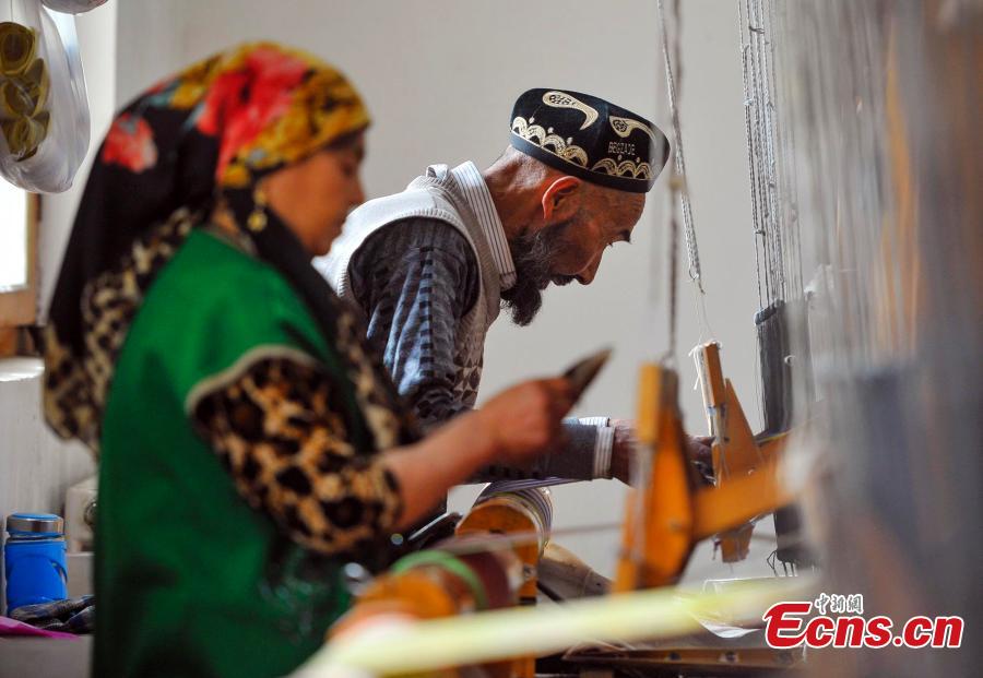 Traditional way of making Atlas silk revives in Xinjiang