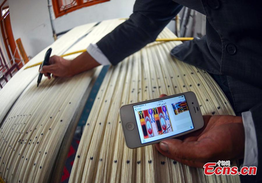 Traditional way of making Atlas silk revives in Xinjiang