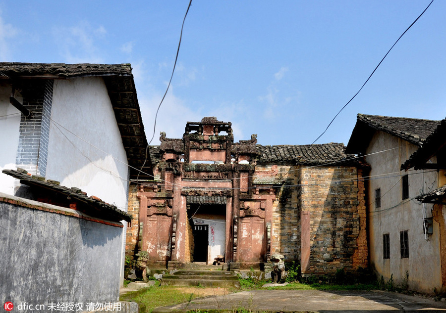 Historic Jiangxi archway deteriorating without protection