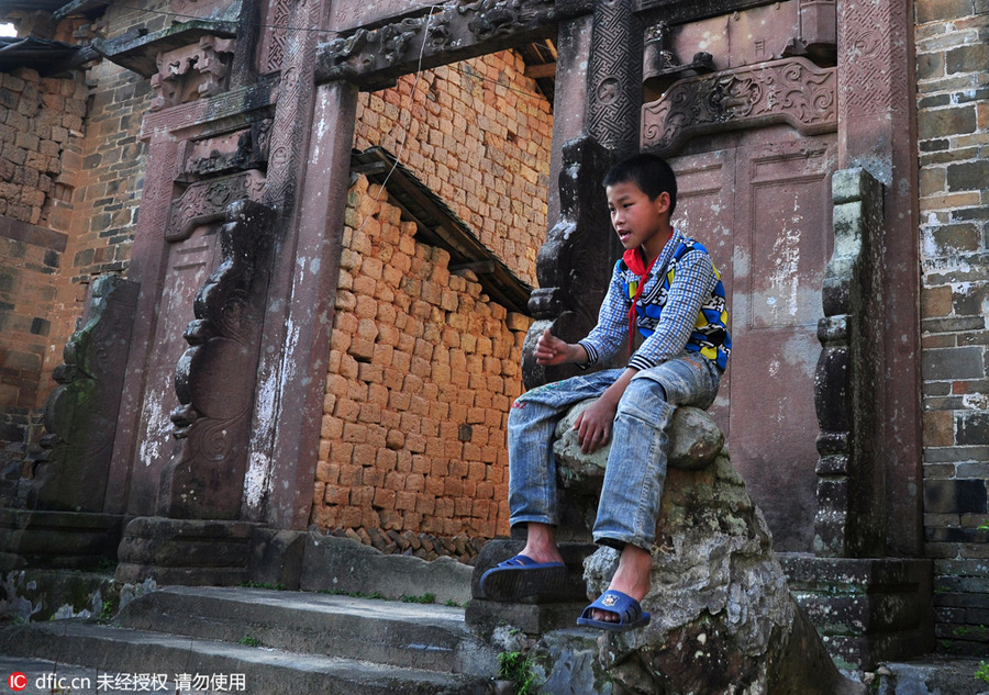 Historic Jiangxi archway deteriorating without protection