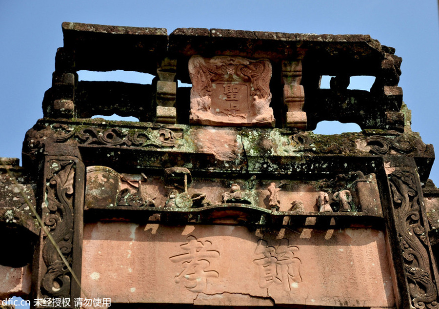 Historic Jiangxi archway deteriorating without protection