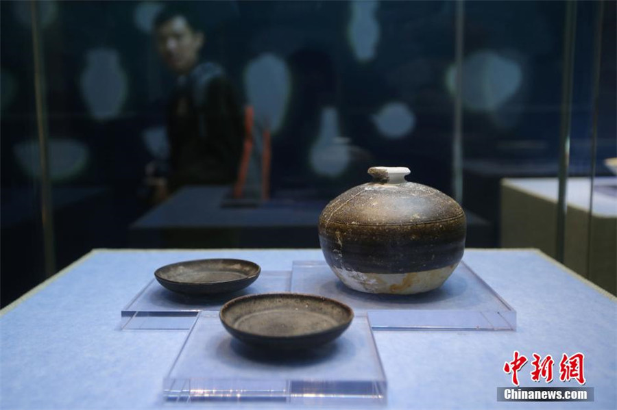 Cultural relics from 800-year-old ship on display in E China