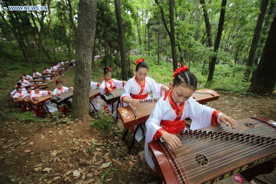 Teenagers play Chinese instrument Zheng in Hubei