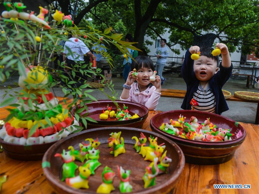 People greet upcoming 'lixia' with folk custom in E China