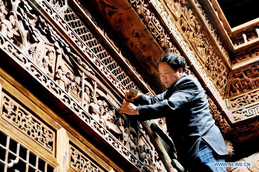 Inheritor of Huizhou carvings in E China