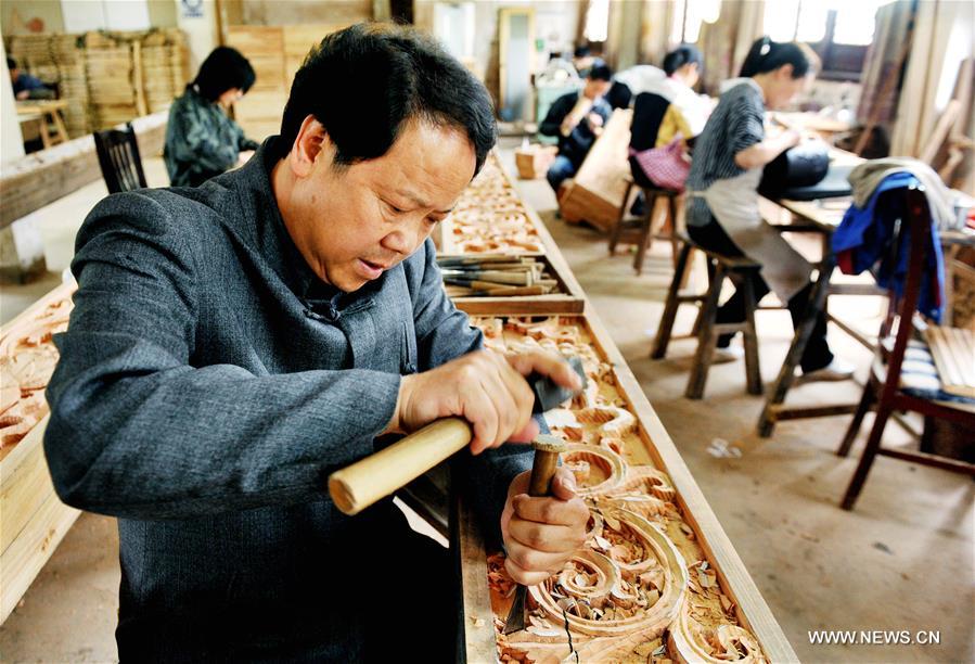 Inheritor of Huizhou carvings in E China