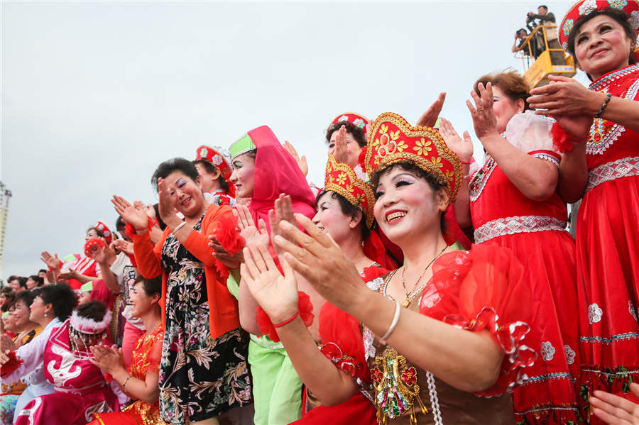 Dance carnival lighs up Tacheng in Xinjiang